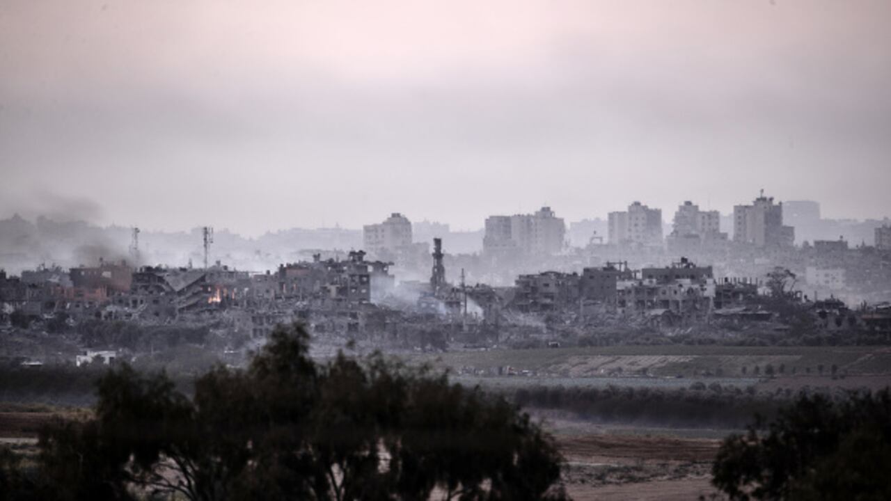 Se eleva humo en Gaza, que se ve desde la ciudad de Sderot mientras continúan los ataques aéreos israelíes en Sderot, Israel, el 29 de octubre de 2023. (Foto de Mostafa Alkharouf/Anadolu vía Getty Images)