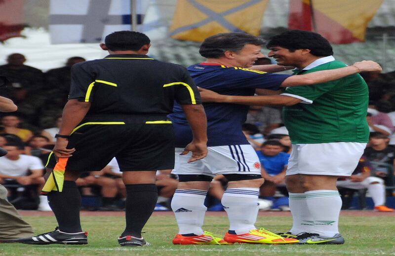 Los capitanes Juan Manuel Santos (Colombia) y Evo Morales (Bolivia) se abrazan antes del inicio del partido. 