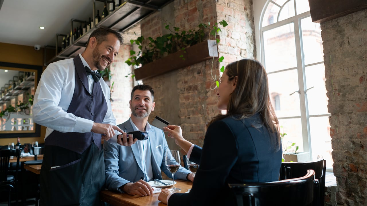 El Gobierno español pidió a los empresarios hacer un esfuerzo para mejorar los salarios.