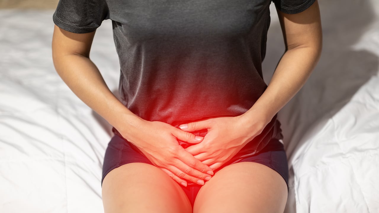 Las mujeres tienen un mayor riesgo de contraer una infección de las vías urinarias que los hombres.