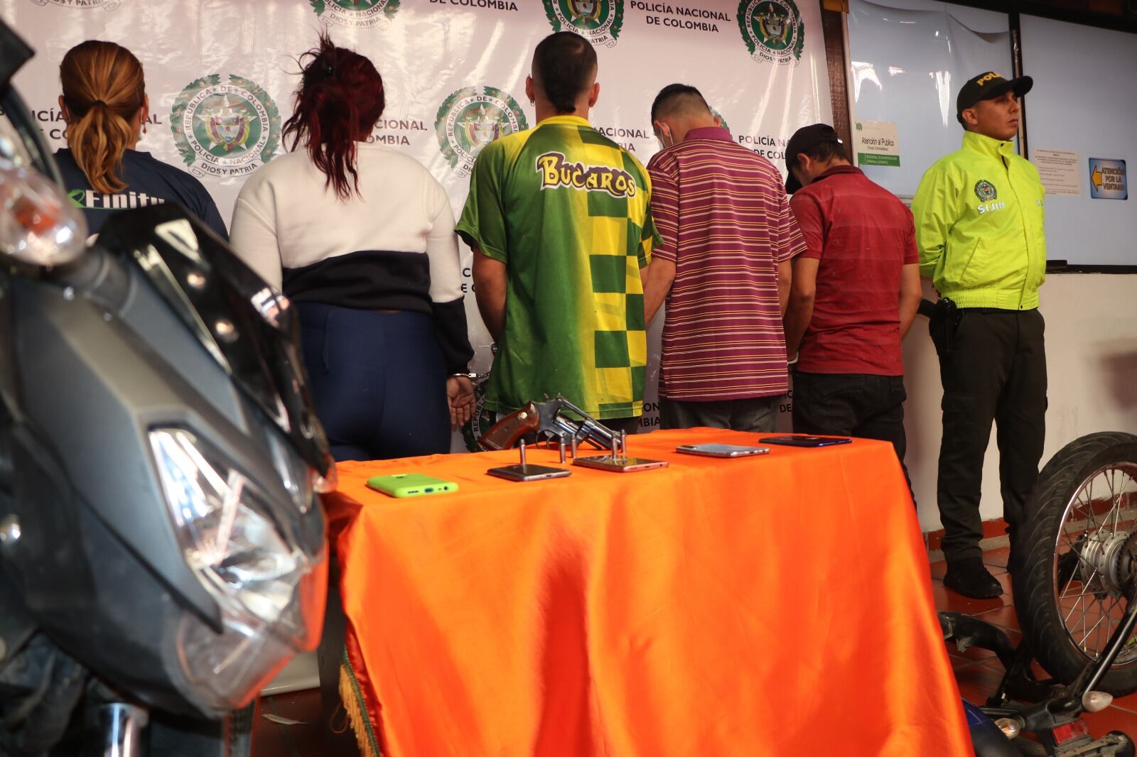 Cuatro hombres y dos mujeres fueron capturados.