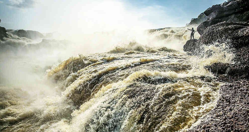Un indígena cabiyari en el raudal del Jirijirimo, en el río Apaporis, entre los departamentos de Vaupés y Amazonas.
