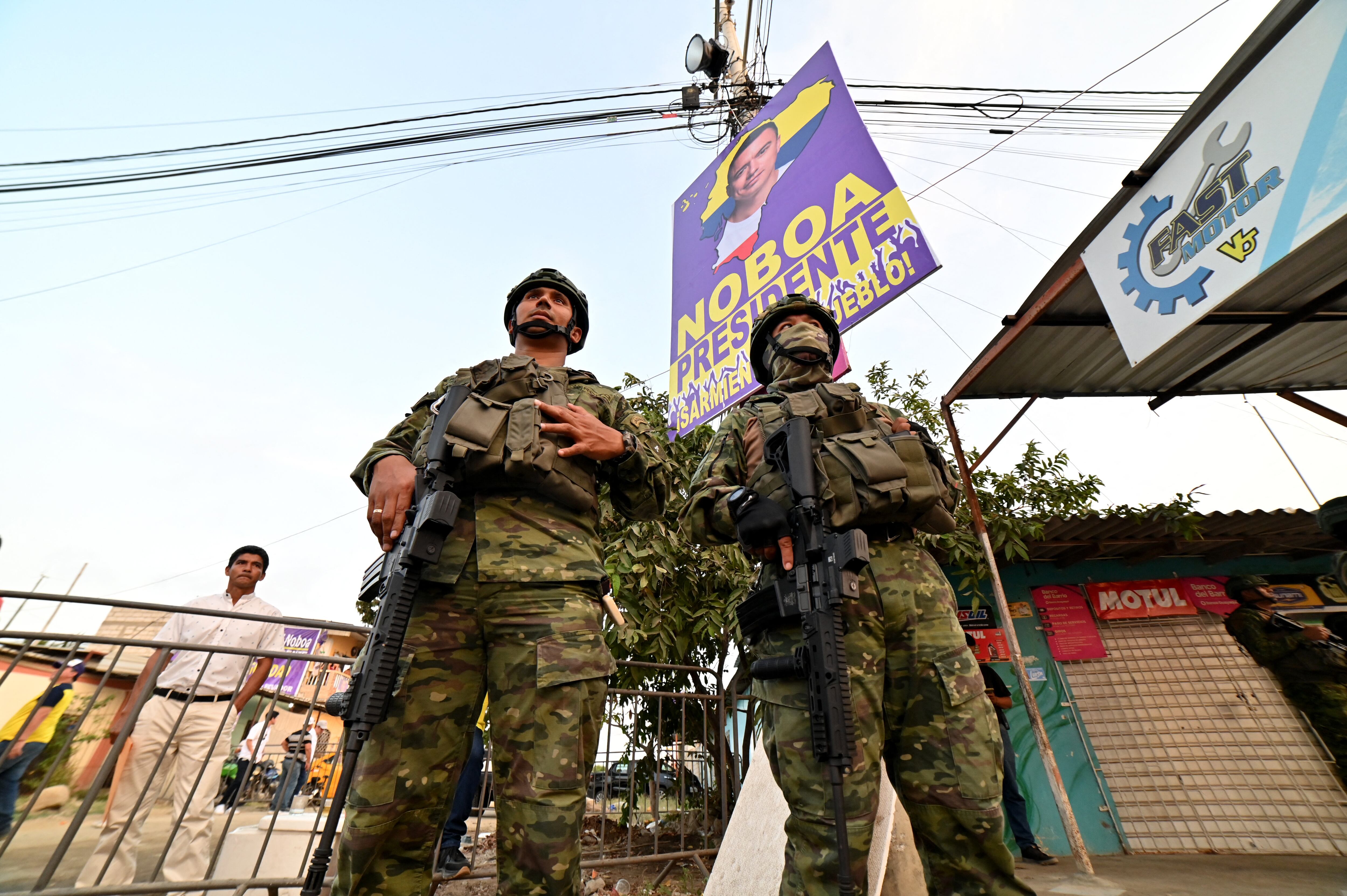 La violencia también se expresa en las cárceles donde presos de organizaciones rivales se enfrentan en diferentes localidades, en especial de Guayaquil. Desde 2021 los choques dejan unos 460 muertos en masacres, algunas de las cuales figuran entre las peores de la región