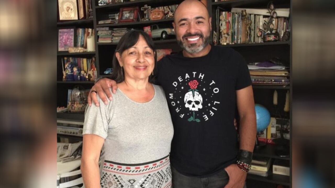 “Tengo el corazón arrugado”: el mensaje del humorista “Risa Loca” sobre la muerte de su madre por coronavirus