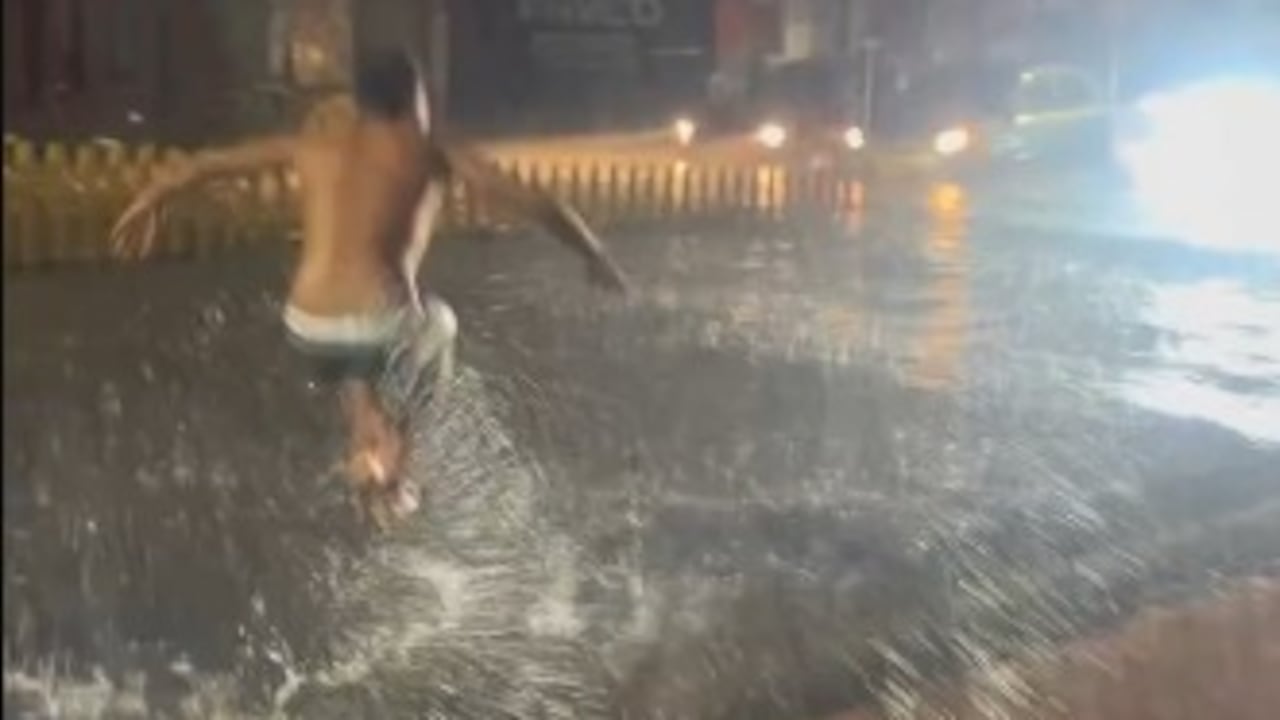 Los hechos ocurrieron en una calle completamente inundada, justo al lado de una estación de TransMilenio Policarpa.