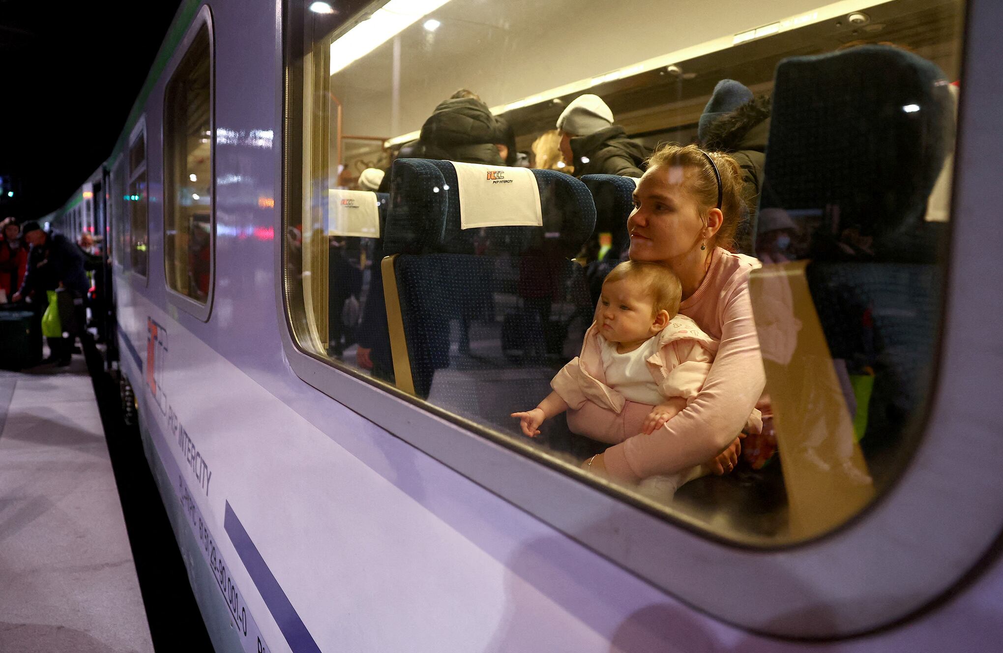 Sigue la salida de niños y mujeres de Ucrania.