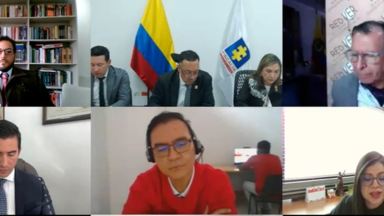 El abogado Édgar Riveros Rey (saco rojo) fue condenado por ofrecer sobornos para desviar la investigación por corrupción en la UNGRD.