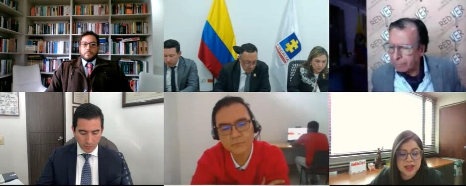 El abogado Édgar Riveros Rey (saco rojo) fue condenado por ofrecer sobornos para desviar la investigación por corrupción en la UNGRD.