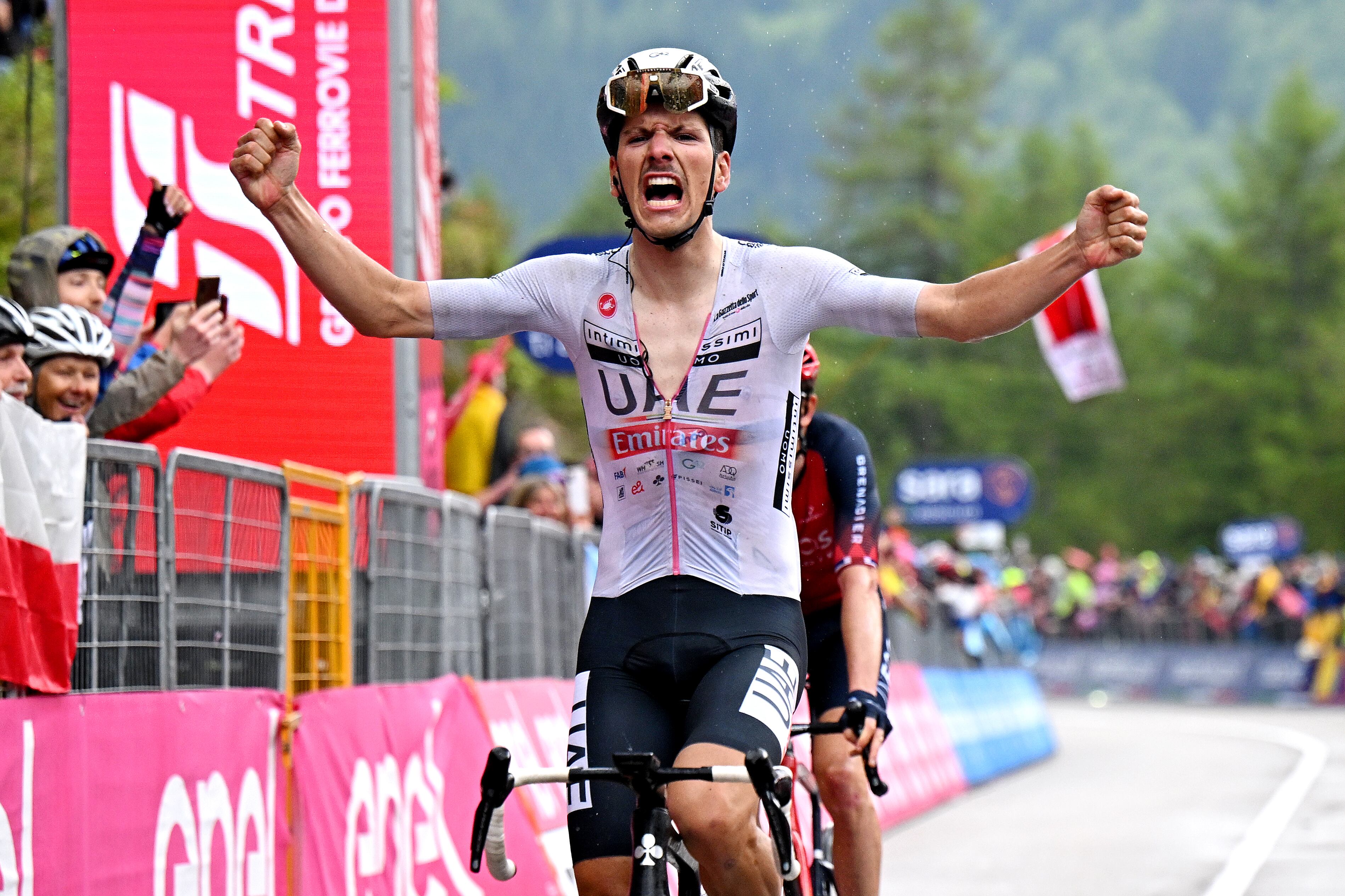 MONTE BONDONE, ITALIA - 23 DE MAYO: João Almeida de Portugal y UAE Team Emirates - El mejor maillot blanco joven celebra en la línea de meta como ganador de etapa durante el 106º Giro d'Italia 2023, Etapa 16 una etapa de 203 km desde Sabbio Chiese hasta Monte Bondone 1642m / #UCIWT / el 23 de mayo de 2023 en Monte Bondone, Italia. (Foto de Stuart Franklin/Getty Images)