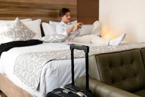 Foto de un joven empresario en una habitación de hotel.