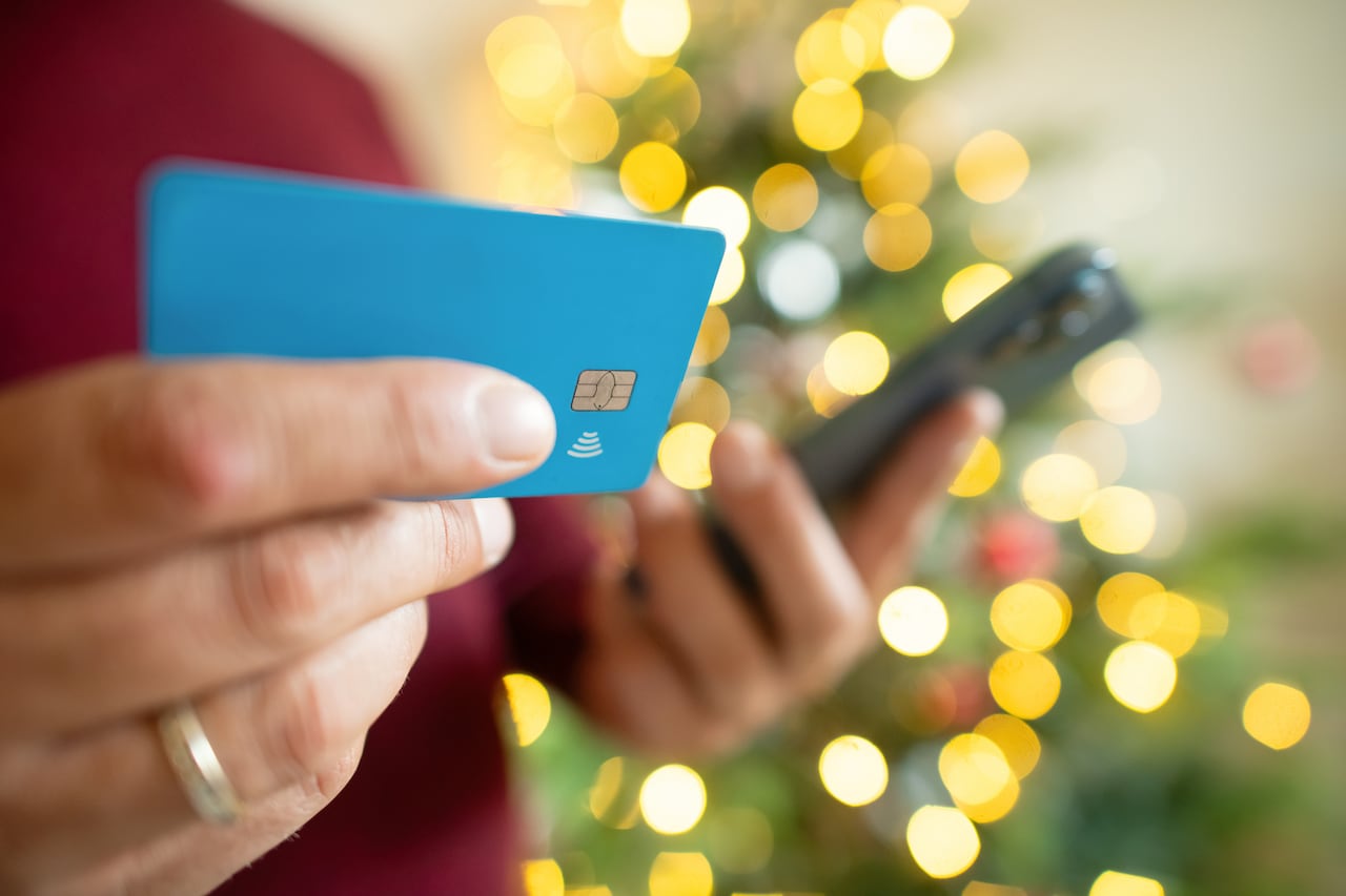 Las tarjetas de débito conviene reservarlas para retiros de efectivo o compras locales, aunque existen alternativas seguras para este tipo de operaciones.