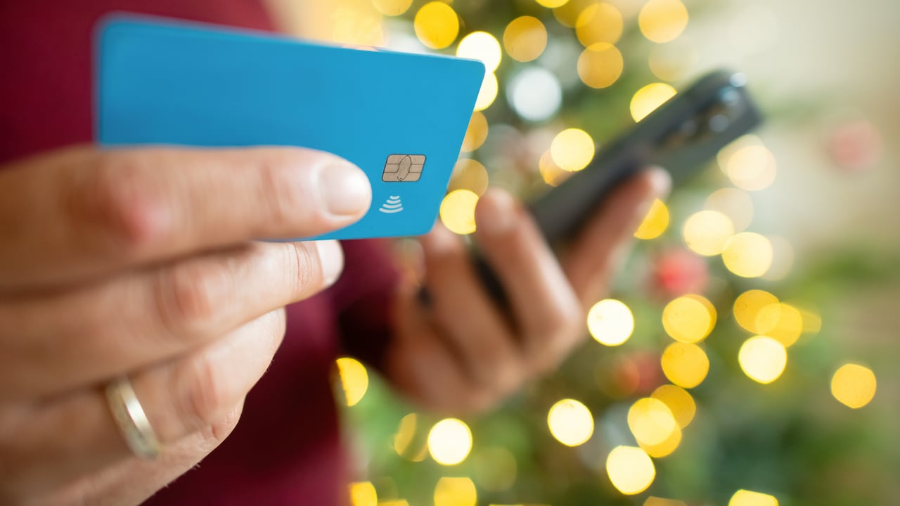 Las tarjetas de débito conviene reservarlas para retiros de efectivo o compras locales, aunque existen alternativas seguras para este tipo de operaciones.