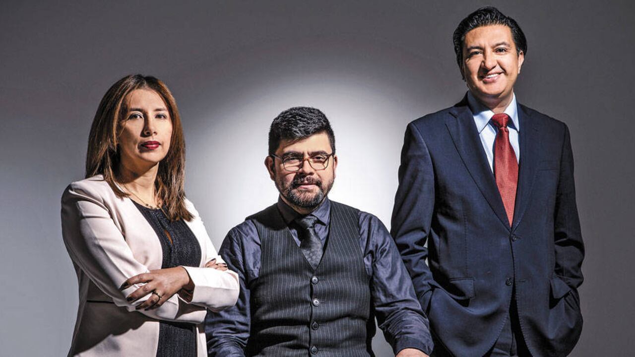 De izquierda a derecha: Laura Charry, jefe de redacción de revista Dinero, recibió el Premio Fasecolda al periodismo de Seguros. Aldemar Moreno, editor en jefe de Revista Dinero, lideró el grupo que logró el galardón en multimedia del Premio de Periodismo Económico de Anif. Del equipo formaron parte Eduardo Contreras, director multimedia del Grupo Semana, Edwin Sanabria, jede de diseño multimedia y el realizador Felipe Reyes. Carlos Bogotá (último a la derecha), del equipo editorial de Economía del Grupo Semana, logró el premio Anif a mejor trabajo en Revista Especializada.