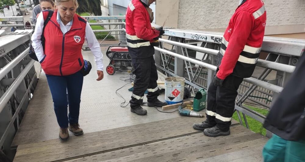 El IDU informó que la lámina que había sido hurtada del puente peatonal de Paloquemao fue repuesta.