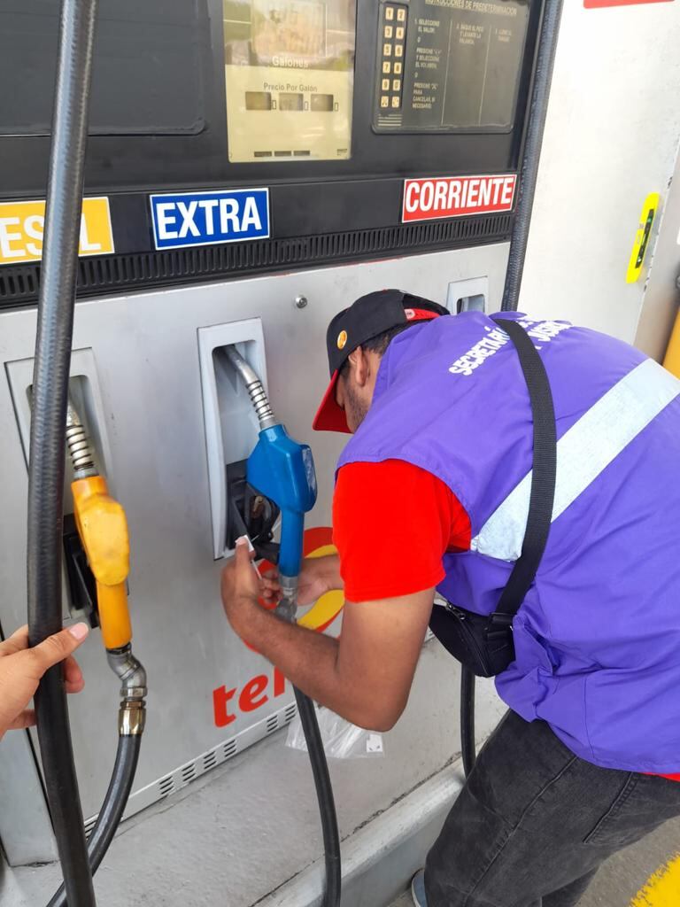 Dos mangueras que suministraban menos gasolina en una estación de servicio en Cali, fueron selladas por las autoridades.
