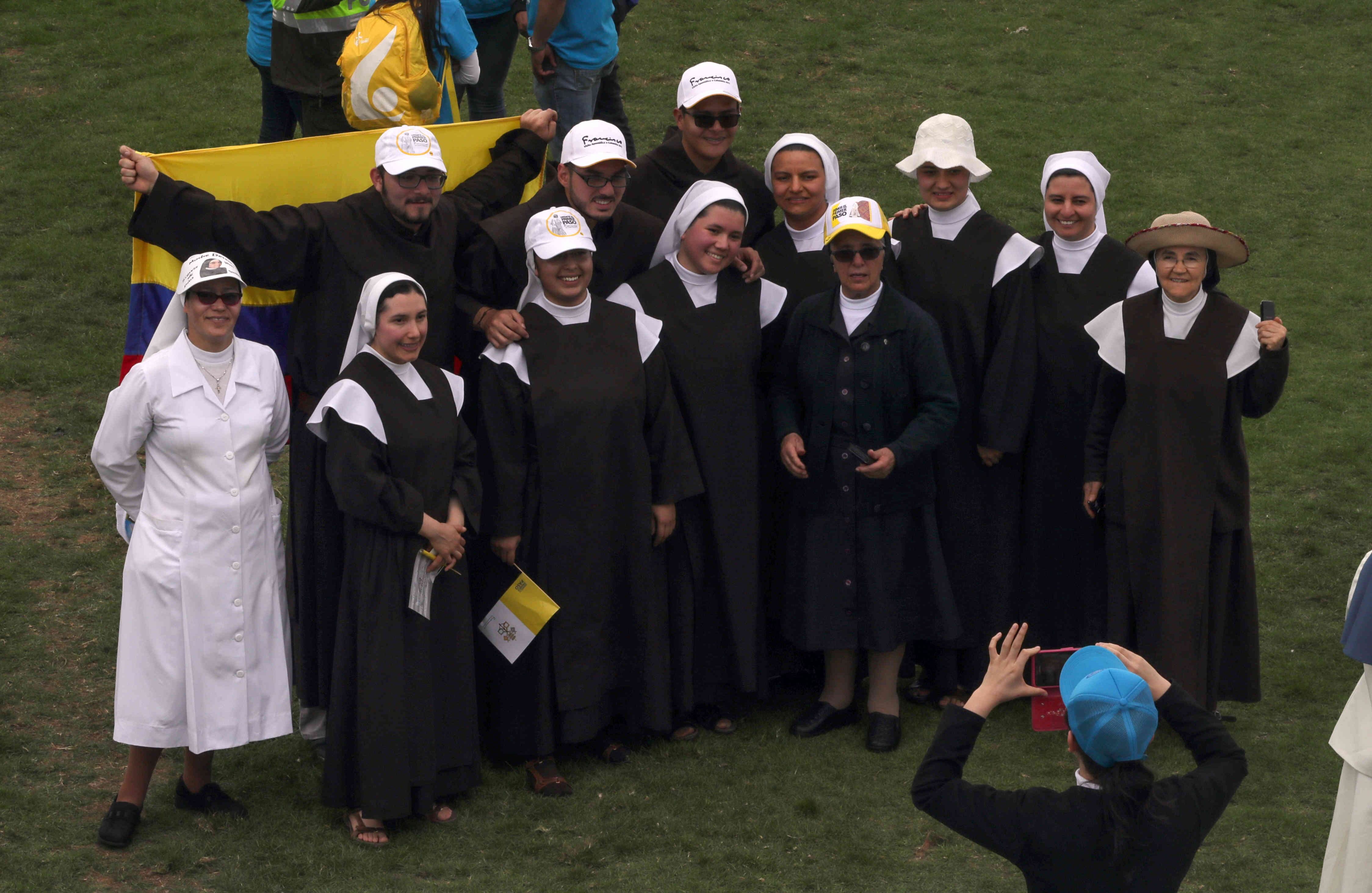 Un grupo de religiosas se hacen una foto, en el parque Simón Bolívar,   en Bogotá, el jueves 7 de septiembre de 2017. En este lugar,  cerca de las 4 de la tarde, se espera la llegada del papa Francisco quien presidirá una eucaristía. Foto: Carlos Julio Martínez// SEMANA. 