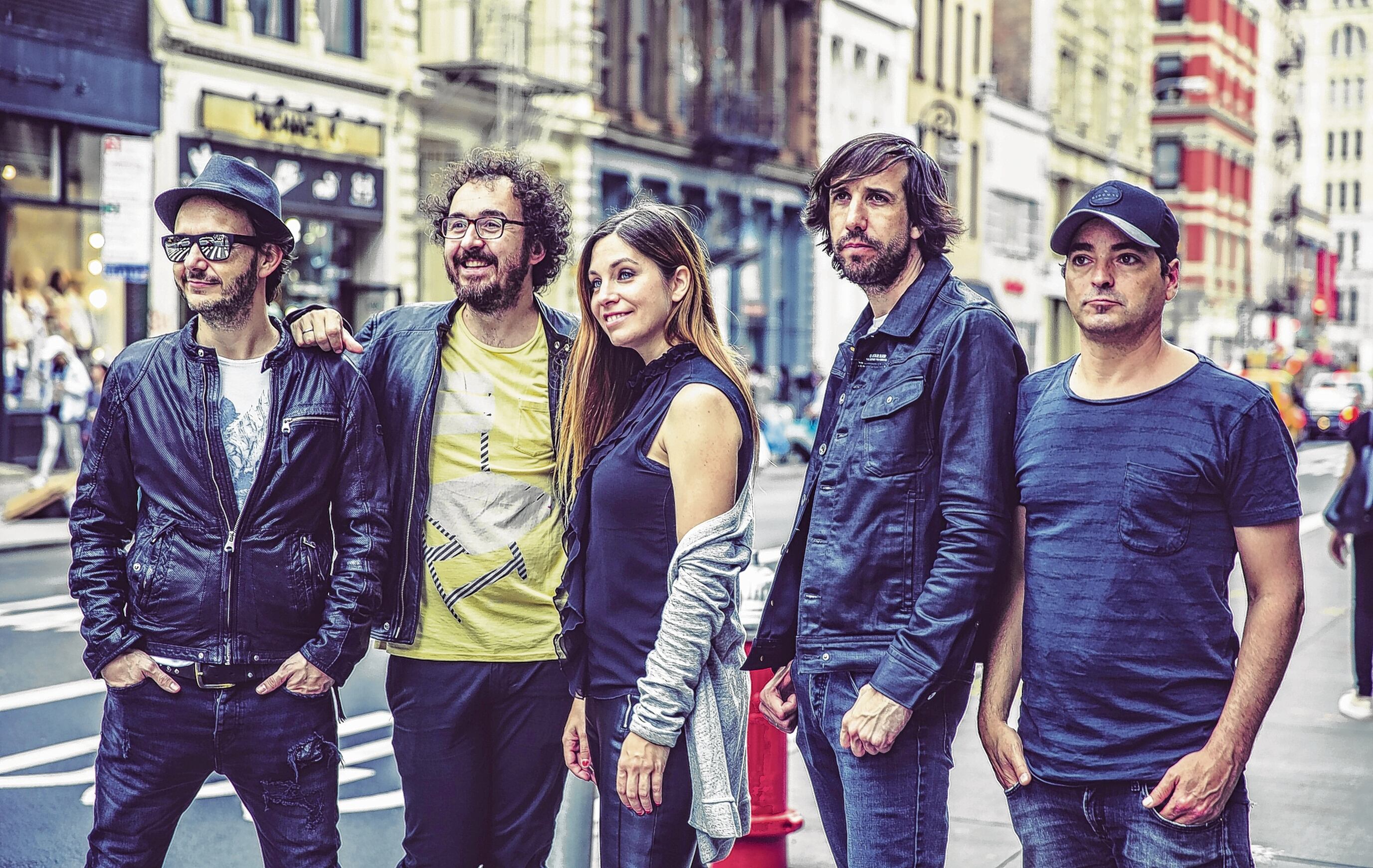 Pablo Benegas, Xabi San Martín, Leire Martínez, Haritz Garde y Álvaro Fuentes. Leire hace parte del grupo desde 2007 cuando Amaia Montero se lanzó somo solista.