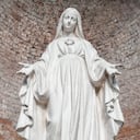 Asunción de María. En 1950, el papa Pío XII declaró la Asunción en cuerpo y alma de la Virgen María un dogma de fe, es decir, una verdad innegable para los católicos. Este evento, que quedó registrado en las sagradas escrituras y narra cómo la madre de Jesús se elevó a los cielos cuando su vida en la Tierra había finalizado, se celebra cada 15 de agosto. Foto: Getty Images/iStockphoto