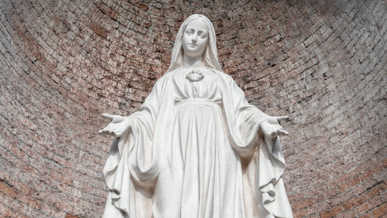 La Virgen María en la Iglesia católica es reconocida y venerada como madre de Jesús y madre de Dios.