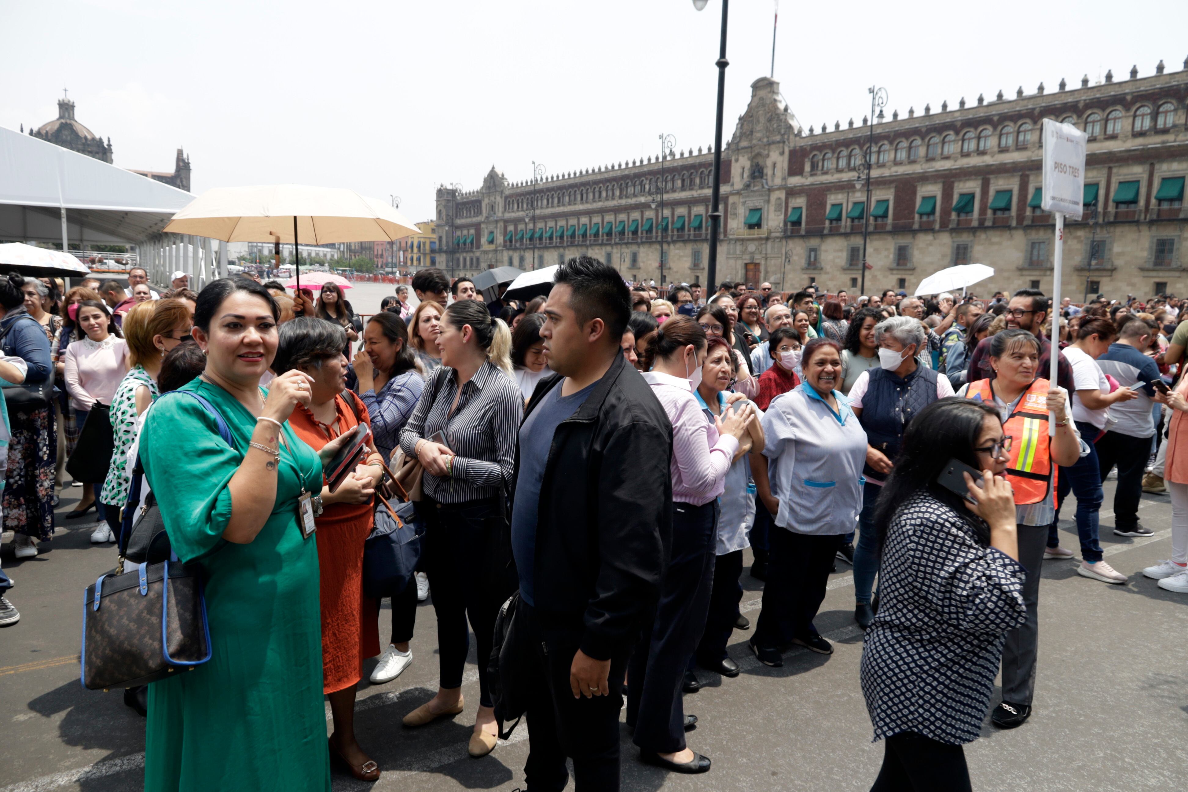 El gobierno de la Ciudad de México informó que un "error humano" activó la alerta sísmica en algunos puntos de la ciudad y provocó desalojos. En la imagen, personas desalojadas en el Zócalo de la Ciudad de México.