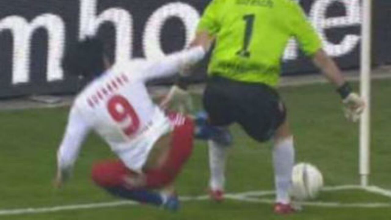 Tras un sprint de 30 metros, Guerrero se lanzó contra la piernas de Ullreich.