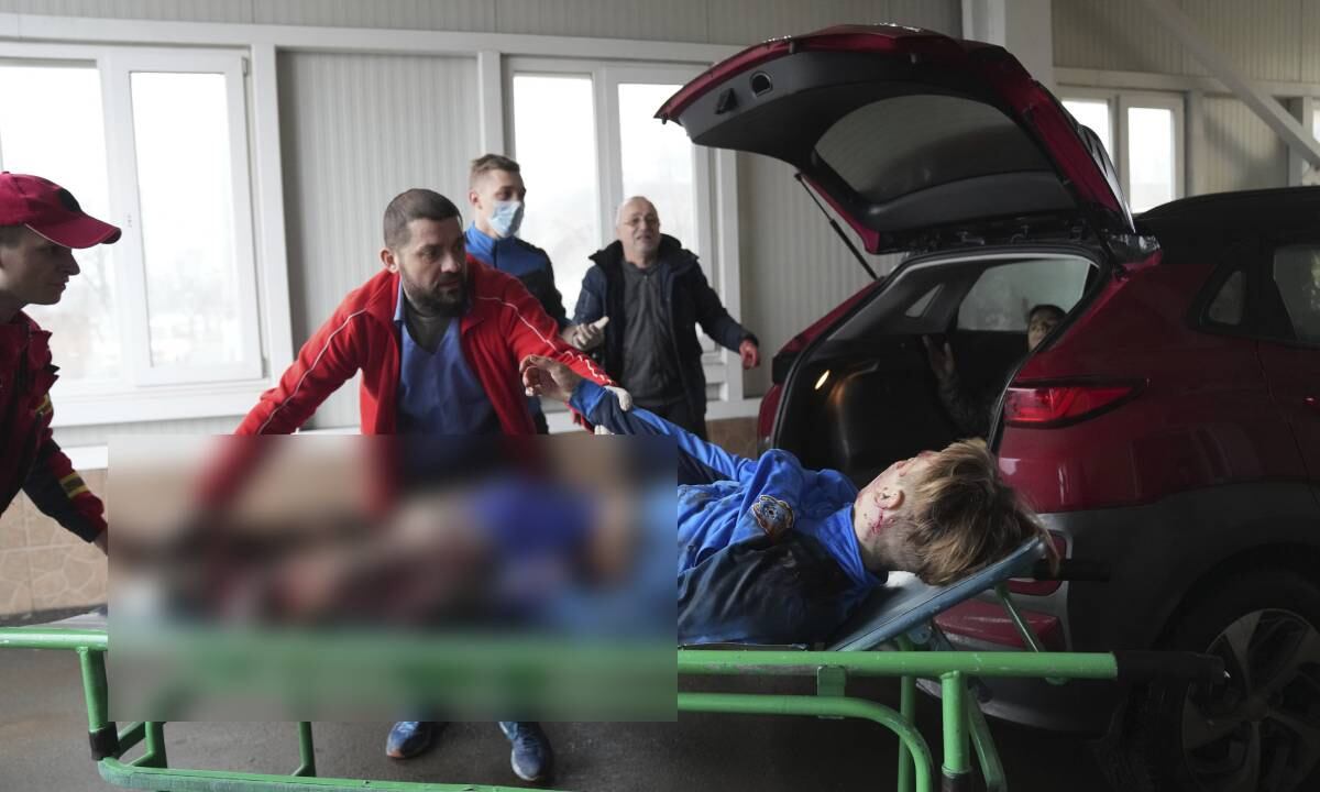 Víctimas de bombardes en Ucrania. AP Photo/Evgeniy Maloletka