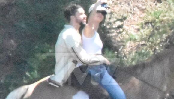 Kendall Jenner y Bad Bunny montando a caballo. (TMZ)