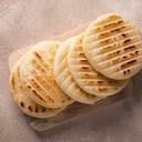 Arepa es un tipo de comida hecha de masa de maíz molido, harina de maíz, tradicional en la cocina de Venezuela, vista superior