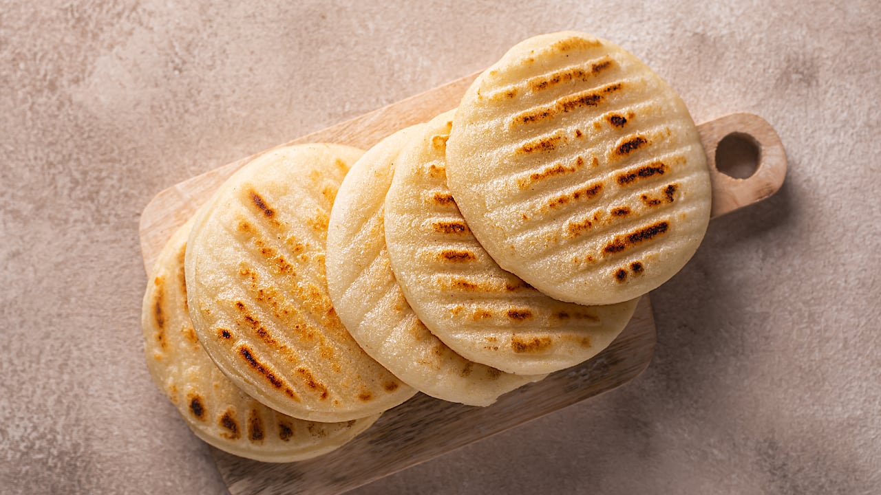 La arepa es un tipo de comida hecha de masa de maíz molido o harina de maíz y es tradicional en la cocina de Venezuela y Colombia.