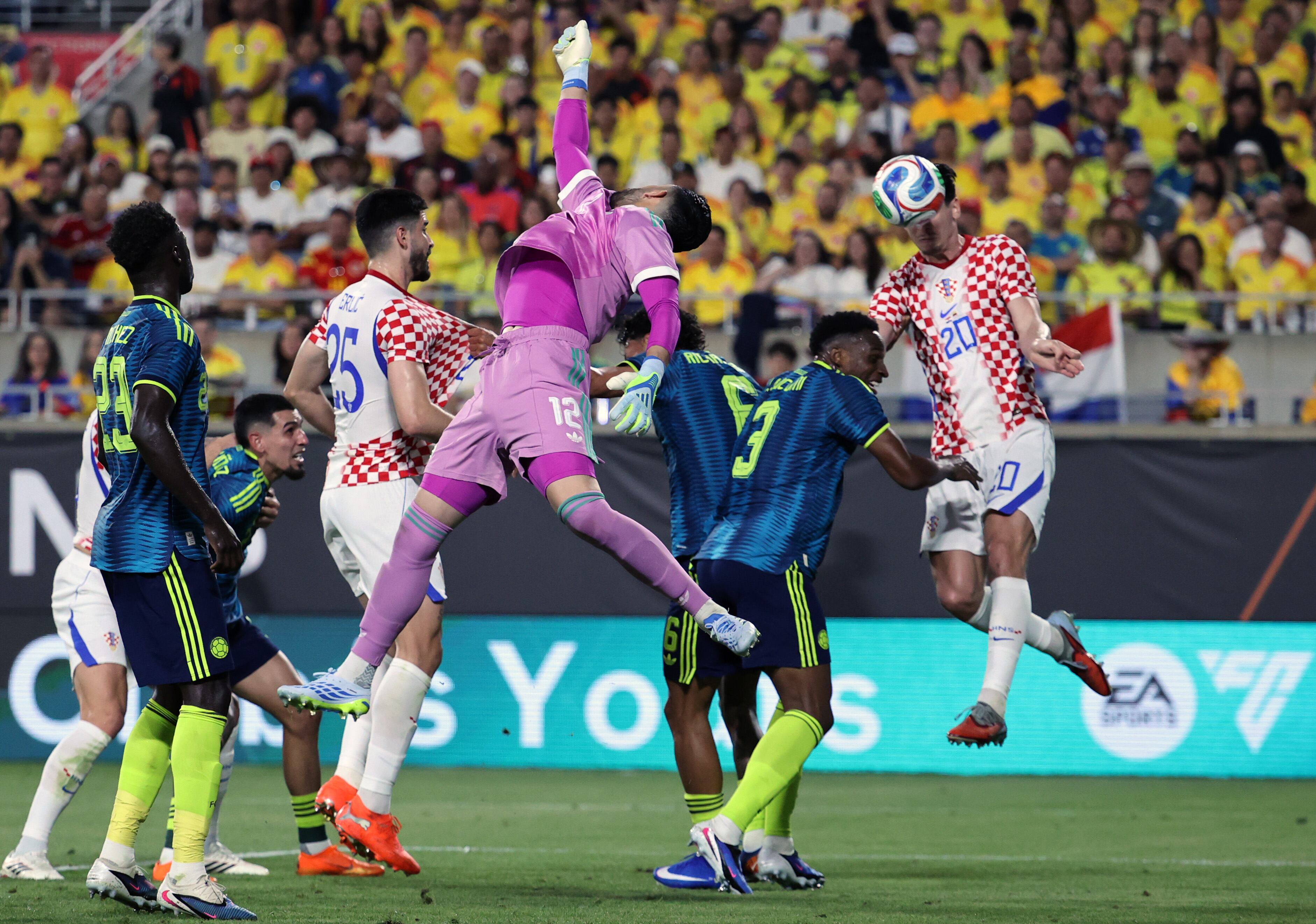 Momento de la mala salida de Camilo Vargas.