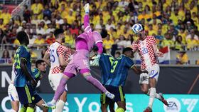 Momento de la mala salida de Camilo Vargas.