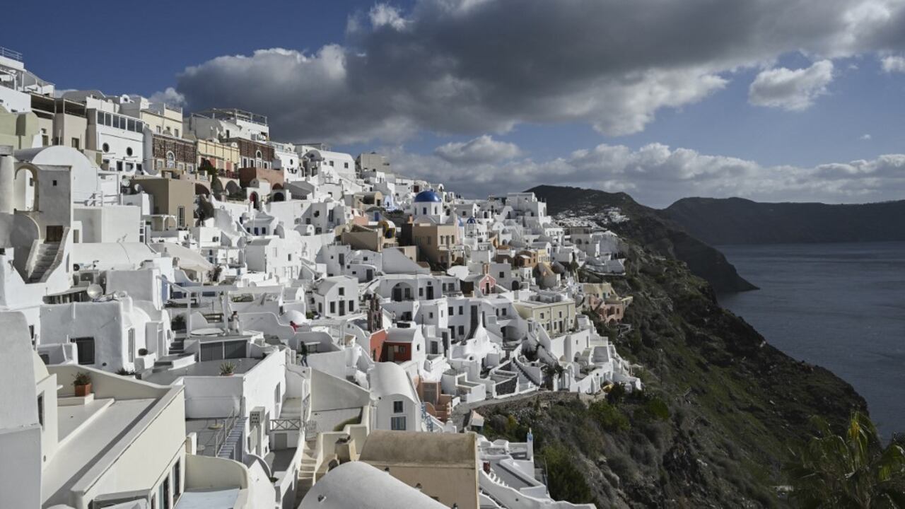 Esta fotografía muestra una vista general del pueblo de Oia en la isla griega de Santorini mientras las autoridades restringen el acceso a los turistas en algunas áreas como medida de precaución debido a la reciente actividad sísmica del 5 de febrero de 2025 (Foto de STRINGER / AFP)