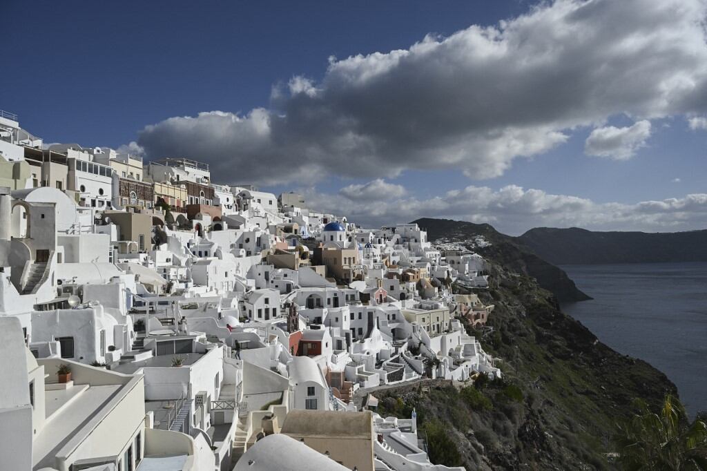 Esta fotografía muestra una vista general del pueblo de Oia en la isla griega de Santorini mientras las autoridades restringen el acceso a los turistas en algunas áreas como medida de precaución debido a la reciente actividad sísmica del 5 de febrero de 2025 (Foto de STRINGER / AFP)
