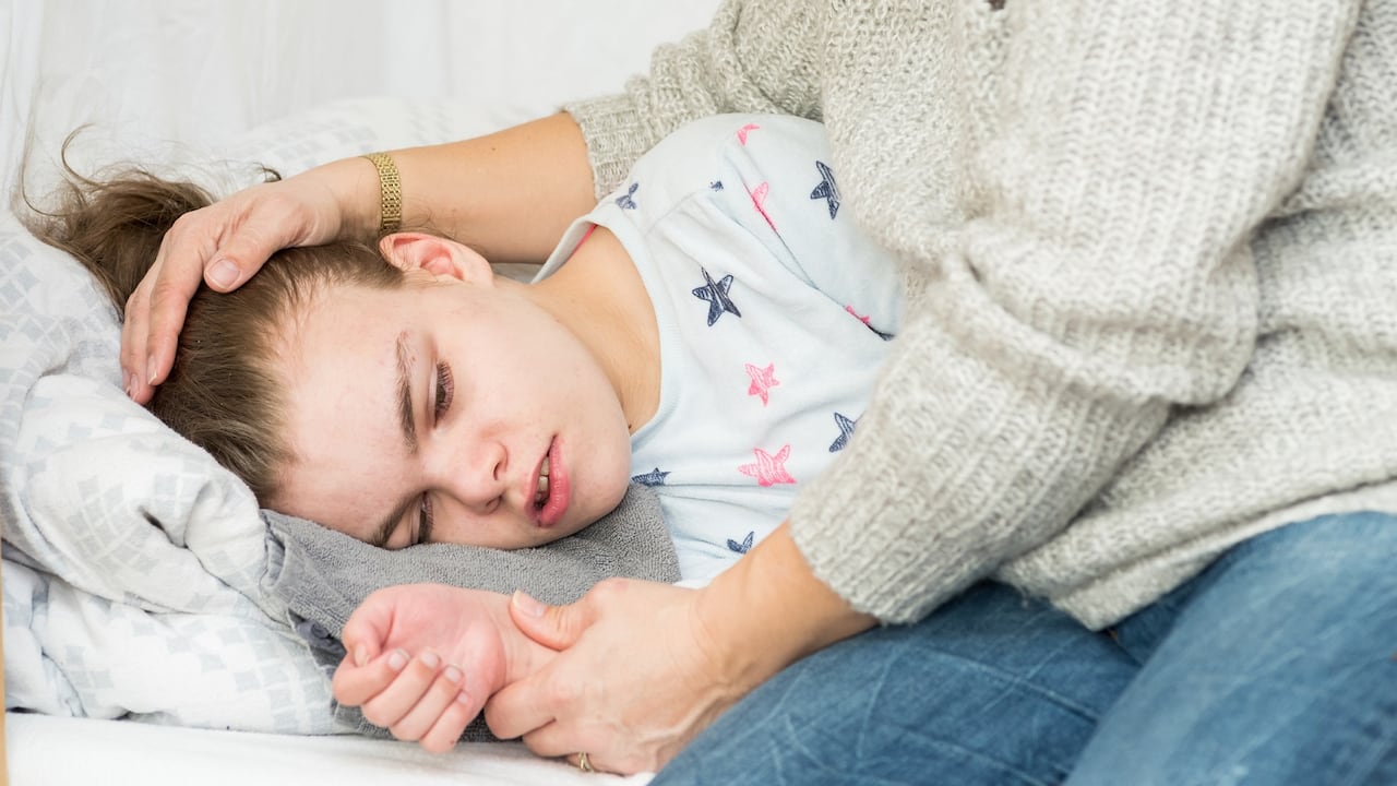 Una convulsión corresponde a cambios físicos o cambios en el comportamiento que ocurren durante un episodio de actividad eléctrica anormal en el cerebro.