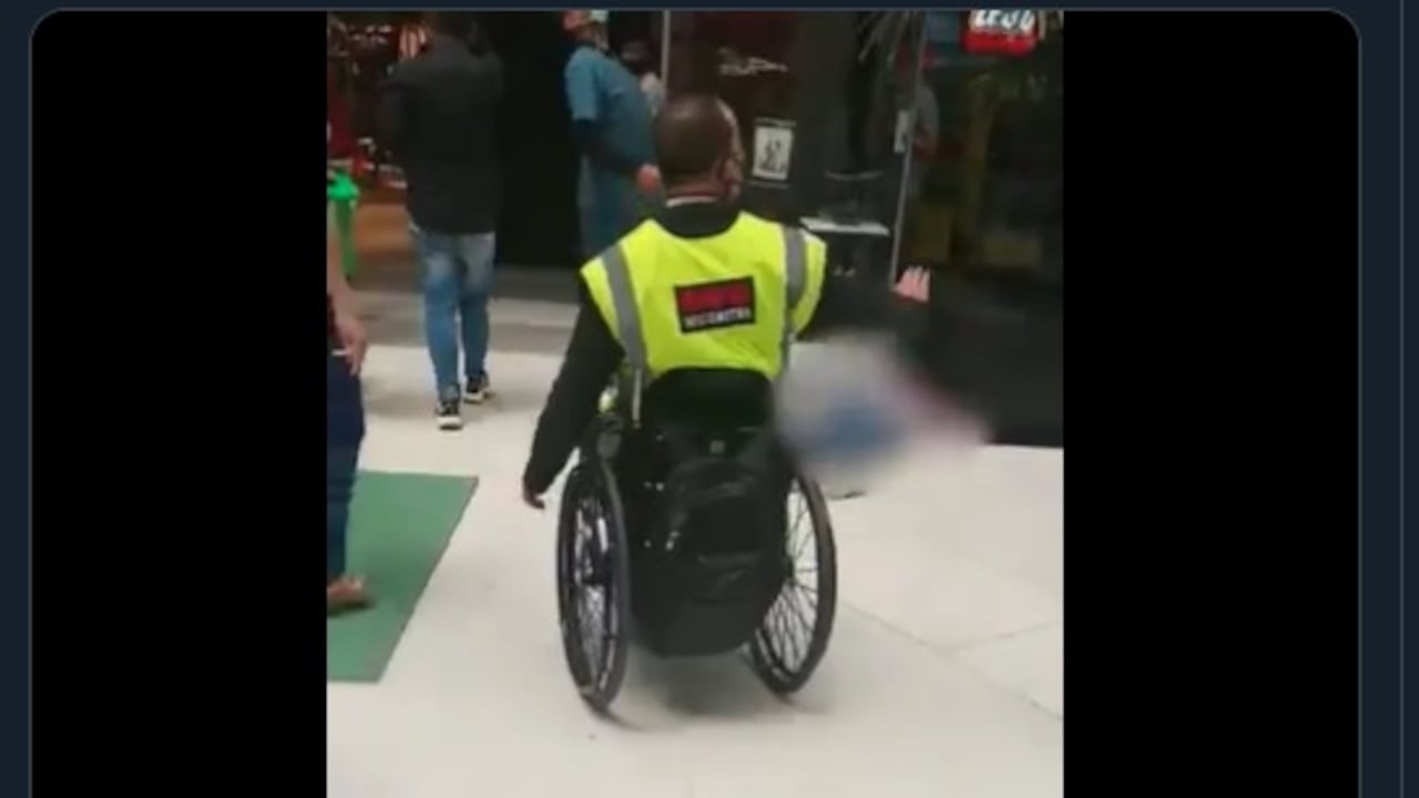 La mujer cayó desde el tercer piso y pese a ser atendida por el personal médico no logró sobrevivir. Foto captura vídeo: RCN Radio @rcnradio