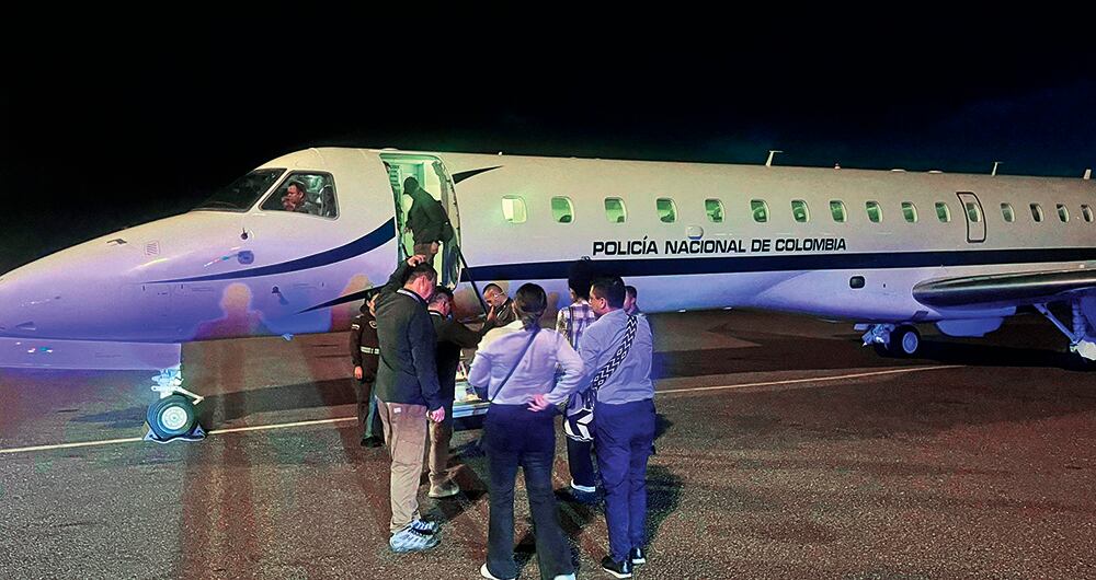 Polémica por uso de aviones de la fuerza pública. 
