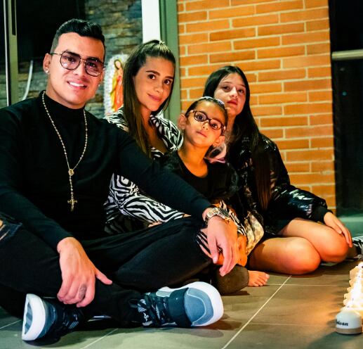 Yeison Jiménez, su esposa Sonia Restrepo y sus dos hijas.