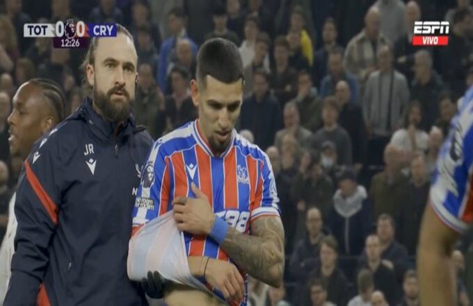 Momento en que Daniel Muñoz abandona la cancha.