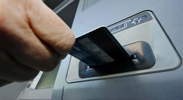 Una banda de delincuentes cibernéticos robó 45 millones de dólares en unas horas tras ingresar en una base de datos de tarjetas de crédito prepagadas y después vaciar cajeros automáticos en el mundo. (Foto: AP)