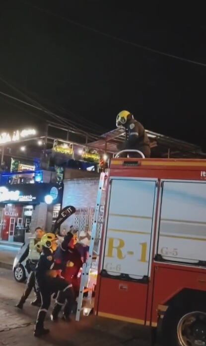 Bomberos rescataron a un mono que estaba en las cuerdas eléctricas de reconocido sector de Cali