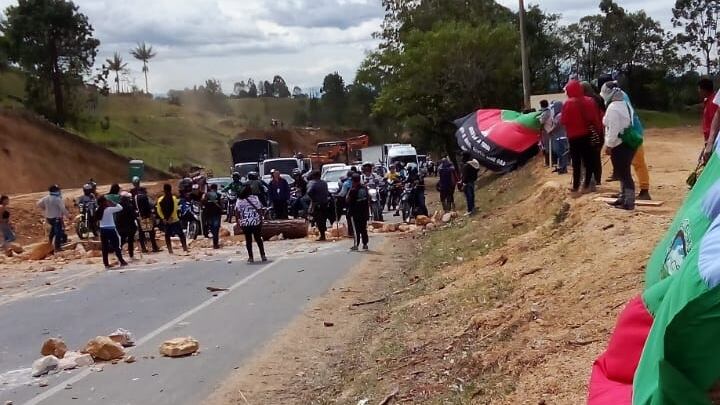 Vía Cali - Popayán está bloqueada; indígenas realizan protesta en punto estratégico de la Panamericana.