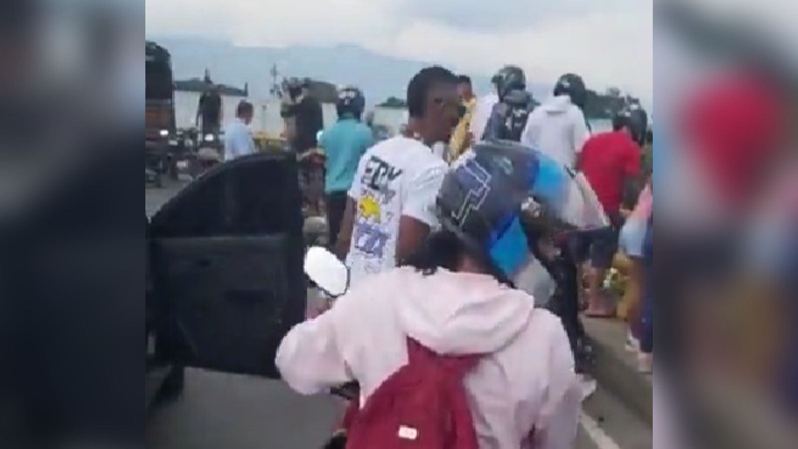 Un grupo de personas se acercó a ver la escena del accidente.