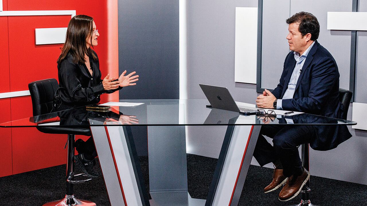 Víctor Muñoz, en entrevista con Cristina Castro, editora general de SEMANA, señaló: “Lo que hay es una estrategia para poner dinero en el bolsillo de los colombianos con un impacto electoral”.