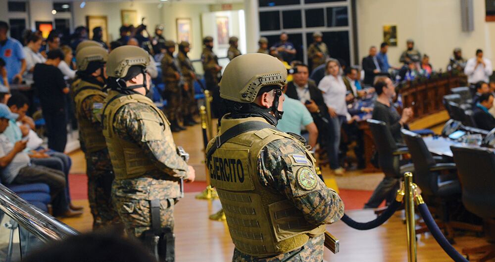 El 9 de febrero del 2020, Bukele entró a la Asamblea Legislativa acompañado de un pelotón de militares con el objetivo de presionar a los parlamentarios a aprobar un millonario préstamo.  Foto: AFP