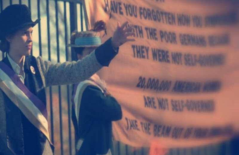 ‘Iron Jawed Angels’ (2004). Una mujer, con ojos desafiantes, es alimentada a la fuerza. Es Alice Paul, interpretada por la formidable Hilary Swank, una sufragista estadounidense que luchó, junto a sus compañeras con tácticas no violentas por sus derechos. Es una película poderosa con un gran elenco. 