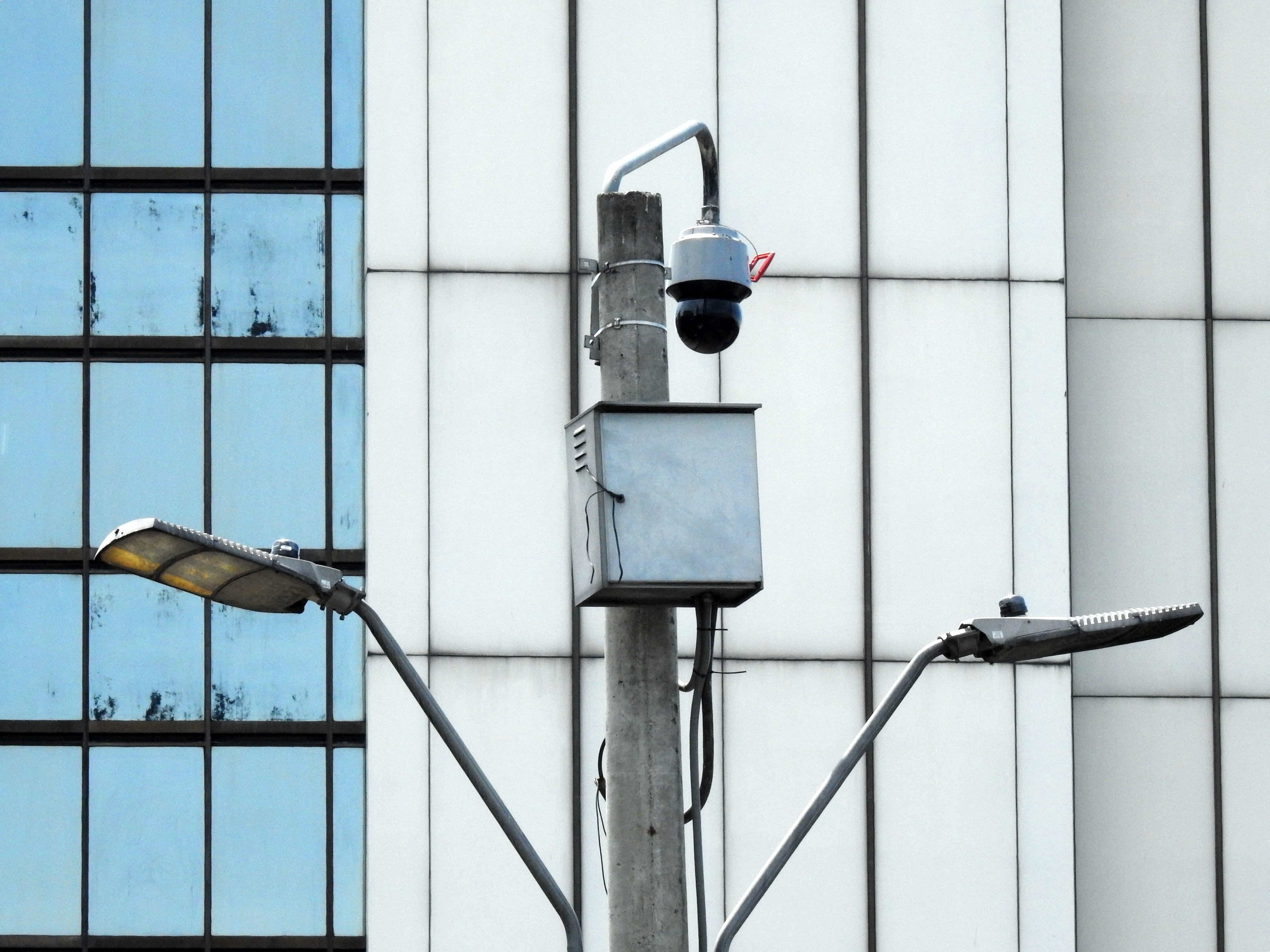 Decenas de cámaras de seguridad de la Policía, están fuera de servicio, incluso sin cámara, lo que hace que la inseguridad en los sectores donde están, no tengan ningún control.