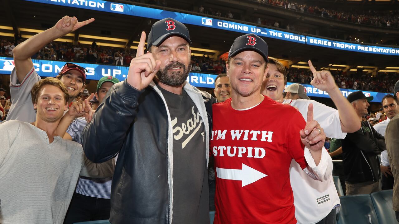LOS ANGELES, CA - 28 de octubre: Ben Affleck y Matt Damon asisten a la Serie Mundial de 2018 Boston Red Sox v Los Angeles Dodgers juego cinco en el Dodger Stadium el 28 de octubre de 2018 en Los Ángeles, California. (Foto de Jerritt Clark / Getty Images)