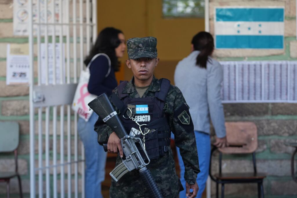 Un soldado vigila un colegio electoral durante las elecciones generales en Tegucigalpa, Honduras.