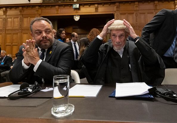 n resumen, el asesor israelí ha esgrimido que la acusación de Sudáfrica carece de la base fundamental que caracteriza al delito de genocidio, esto es, "la intención de destruir a un pueblo en parte o en su totalidad", y que el motivo fundamental de la campaña en Gaza es el de "proteger", en realidad, al "pueblo israelí de un enemigo despiadado".