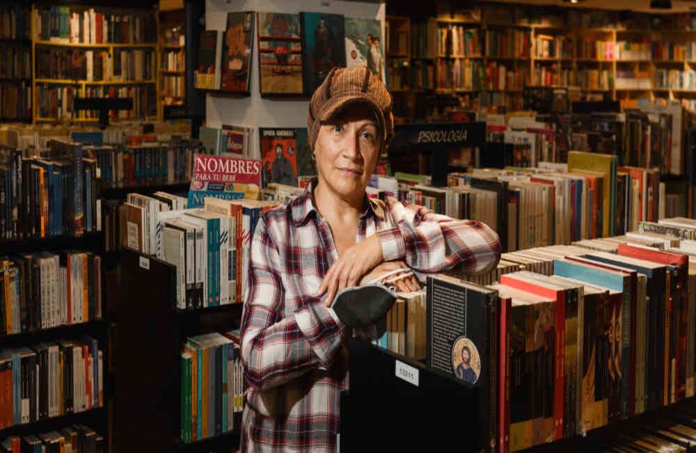 En estos días, la Librería Lerner, una de las más importantes de la capital, intenta reactivar su actividad. De acuerdo con Alba Inés Arias, su directora comercial, “nunca había estado tanto tiempo por fuera, sin ir a la librería”. Durante la cuarentena, Arias decidió apostar por la venta en línea. Foto: Karen Salamanca/ SEMANA. 